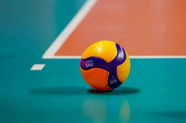 ISTANBUL, TURKIYE - 19 Ekim 2025: Voleybol maçında Mikasa V200W topu