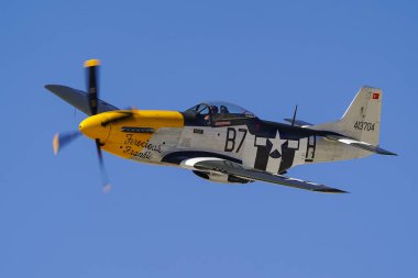 ESKISEHIR, TURKIYE - 21 Eylül 2025: Kuzey Amerika P-51D Mustang (122-39608) Sivrisar SHG Hava Gösterisi