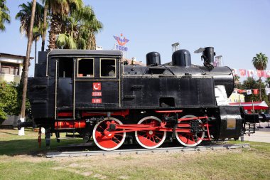 ADANA, TURKIYE - NOVEMBER 08, 2025: Adana Tren İstasyonunda eski buhar lokomotifi