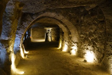 NEVSEHIR, TURKIYE - 10 Ağustos 2025 Nevsehir Kalesi 'nin altındaki yeraltı şehri