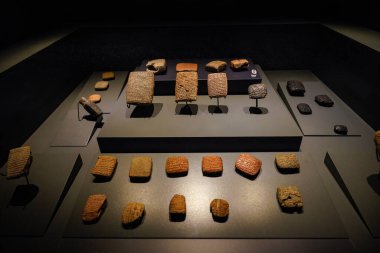 ADANA, TURKIYE - Kasım 09, 2025: Adana Müzesinde Cuneiform Tabletleri