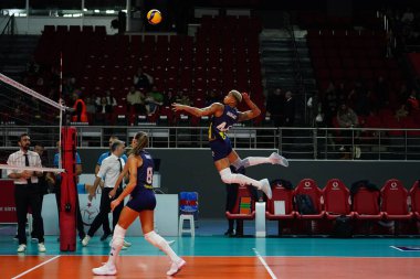 ISTANBUL, TURKIYE - 19 Ekim 2025: Melissa Vargas, Burhan Felek Spor Salonu 'nda oynanan Türk Hava Yolcuları Türk Sultanları Ligi karşılaşması öncesinde ısınıyor