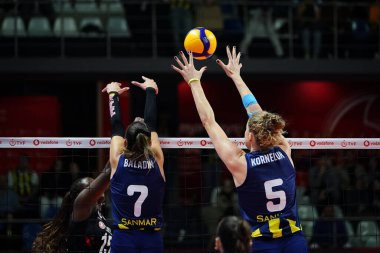 ISTANBUL, TURKIYE - 19 Ekim 2025: Hande Baladin ve Agnieszka Korneluk, Burhan Felek Spor Salonu 'nda oynanan Türk Hava Yollari Sultanları Ligi karşılaşmasında