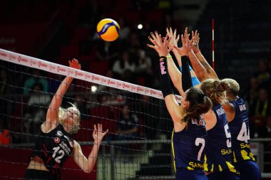 ISTANBUL, TURKIYE - 19 Ekim 2025: Hande Baladin ve Agnieszka Korneluk, Burhan Felek Spor Salonu 'nda oynanan Türk Hava Yollari Sultanları Ligi karşılaşmasında