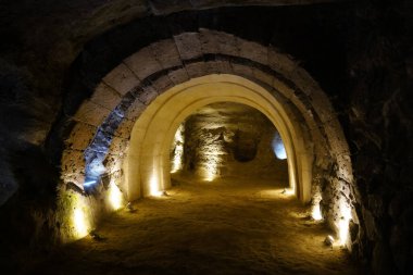 NEVSEHIR, TURKIYE - 10 Ağustos 2025 Nevsehir Kalesi 'nin altındaki yeraltı şehri