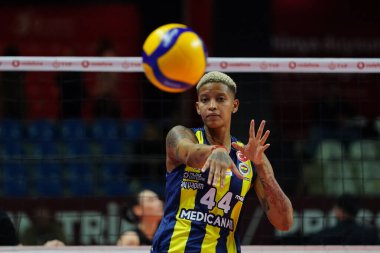 ISTANBUL, TURKIYE - 19 Ekim 2025: Melissa Vargas, Burhan Felek Spor Salonu 'nda oynanan Türk Hava Yolcuları Türk Sultanları Ligi karşılaşması öncesinde ısınıyor