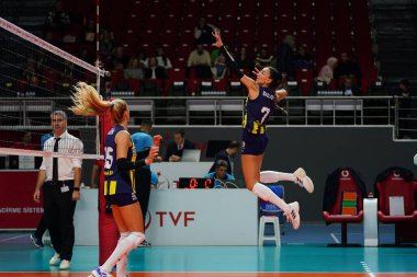 ISTANBUL, TURKIYE - 19 Ekim 2025: Hande Baladin, Burhan Felek Spor Salonu 'nda Türk Hava Yollari Türk Sultanları Ligi maçından önce ısındı