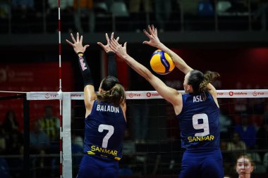 ISTANBUL, TURKIYE - 19 Ekim 2025: Hande Baladin ve Asli Kalac, Burhan Felek Spor Salonu 'nda oynanan Türk Hava Yollari Sultanları Ligi karşılaşmasında