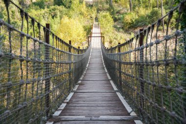 Vadi üzerindeki ahşap askı köprüsü