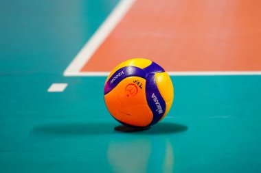 ISTANBUL, TURKIYE - 19 Ekim 2025: Voleybol maçında Mikasa V200W topu