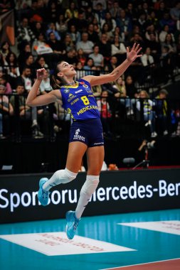 ISTANBUL, TURKIYE - 16 Kasım 2025: Eczacibasi Dynavit vs Fenerbahçe Türkiye Sultanlar Ligi karşılaşmasında Alessia Orro görev yapıyor