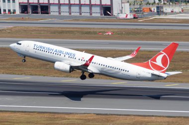 ISTANBUL, TURKIYE - 19 Temmuz 2025: Türk Hava Yolları Boeing 737-8F2 (60030) İstanbul Uluslararası Havalimanı 'ndan kalkış