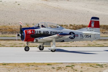 ESKISEHIR, TURKIYE - 20 EYLÜL 2025: Kuzey Amerika T-28B Trojan (200-425) Sivrihisar SHG Hava Gösterisi