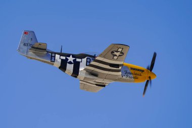 ESKISEHIR, TURKIYE - 21 Eylül 2025: Kuzey Amerika P-51D Mustang (122-39608) Sivrisar SHG Hava Gösterisi