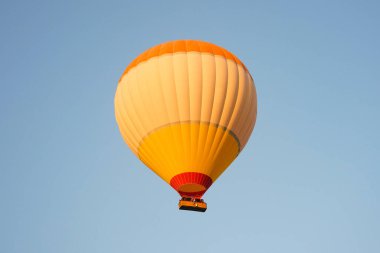 Nevsehir, Türkiye 'deki Kapadokya Vadisi üzerinde Sıcak Hava Balonu