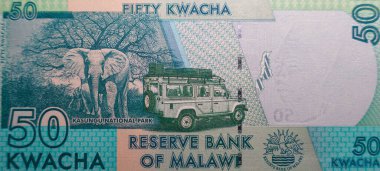 50 Kwacha 'nın Tersine Kasungu Ulusal Parkı' nda Filleri ve Safari Jeep 'i Gösteriyor