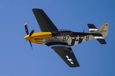 ESKISEHIR, TURKIYE - 20 Eylül 2025: Kuzey Amerika P-51D Mustang (122-39608) görüntüsü Sivrihisar SHG Hava Gösterisi