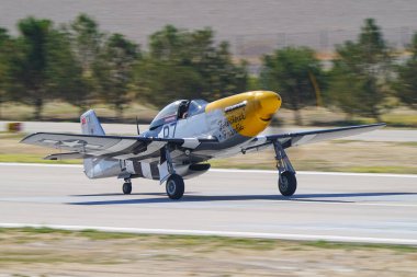 ESKISEHIR, TURKIYE - 21 Eylül 2025: Kuzey Amerika P-51D Mustang (122-39608) Sivrisar SHG Hava Gösterisi
