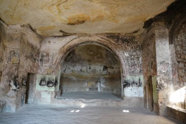 NEVSEHIR, TURKIYE - 09 Ağustos 2025: Cavusin Village, Kapadokya 'daki Aziz John Kilisesi