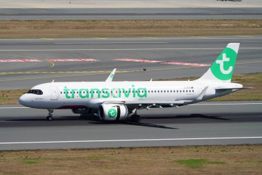 ISTANBUL, TURKIYE - 16 Ağustos 2025: Transavia Airlines Airbus A320-252N (12256) İstanbul Uluslararası Havaalanına indi