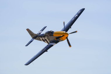 ESKISEHIR, TURKIYE - 20 Eylül 2025: Kuzey Amerika P-51D Mustang (122-39608) görüntüsü Sivrihisar SHG Hava Gösterisi