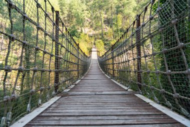 Vadi üzerindeki ahşap askı köprüsü