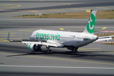 ISTANBUL, TURKIYE - 16 Ağustos 2025: Transavia Airlines Airbus A320-252N (12256) İstanbul Uluslararası Havaalanına indi