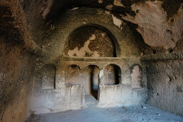 NEVSEHIR, TURKIYE - 08 Ağustos 2025: Gulsehir Açık Saray Arkeoloji Alanı 'nda oyulmuş Kilise