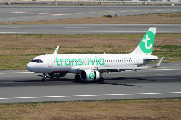 ISTANBUL, TURKIYE - 16 Ağustos 2025: Transavia Airlines Airbus A320-252N (12256) İstanbul Uluslararası Havaalanına indi