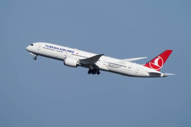 ISTANBUL, TURKIYE - 16 Ağustos 2025: Türk Hava Yolları Boeing 787-9 (65820) İstanbul Uluslararası Havaalanı üzerinde uçuyor