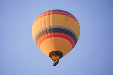 Nevsehir, Türkiye 'deki Kapadokya Vadisi üzerinde Sıcak Hava Balonu