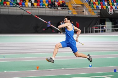 İSTANBUL, TURKIYE - 23 Ocak 2026: Atakoy Atletizm Arenasında düzenlenen Türkiye Atletizm Federasyonu Olimpiyat Eşiği sırasında tanımlanamayan atlet sırığı atlama