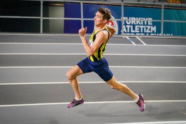İSTANBUL, TURKIYE - 23 Ocak 2026: Atakoy Atletizm Arenasında düzenlenen Türkiye Atletizm Federasyonu Olimpiyat Eşik Yarışmaları sırasında koşan tanımlanamayan sporcu