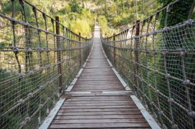 Vadi üzerindeki ahşap askı köprüsü