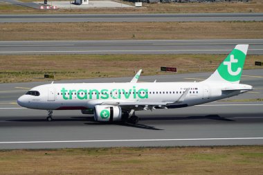 ISTANBUL, TURKIYE - 16 Ağustos 2025: Transavia Airlines Airbus A320-252N (12256) İstanbul Uluslararası Havaalanına indi