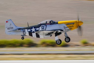 ESKISEHIR, TURKIYE - 20 Eylül 2025: Kuzey Amerika P-51D Mustang (122-39608) görüntüsü Sivrihisar SHG Hava Gösterisi