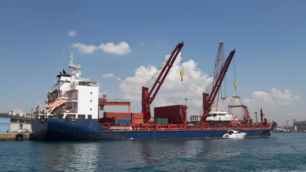 Cargo Ship in port — Stock Photo, Image