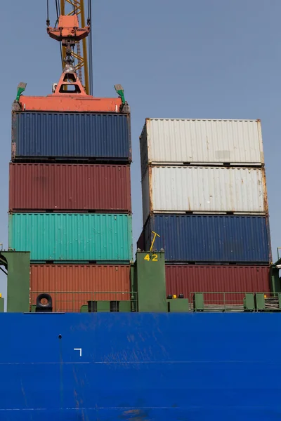 Embarcación de contenedores en puerto — Foto de Stock