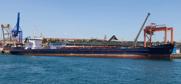 Frachtschiff im Hafen — Stockfoto