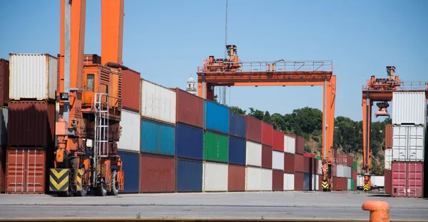 Contenedores en puerto — Foto de Stock