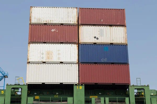 Containerschiff im Hafen — Stockfoto