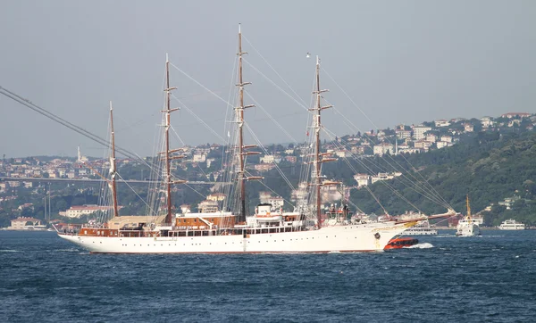 Segelboot in der Stadt Istanbul — Stockfoto