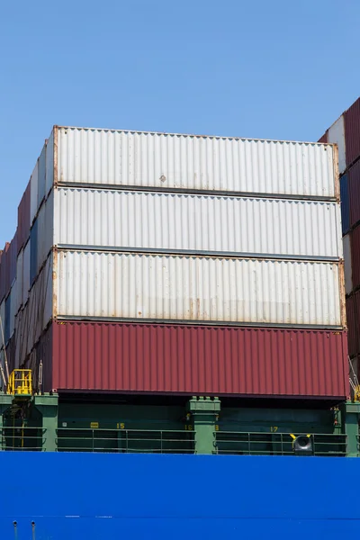 Embarcación de contenedores en puerto —  Fotos de Stock