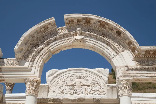 Tempio di Adriano nella città antica di Efeso — Foto Stock