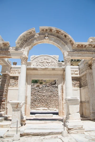 Tempel van Hadrianus in Efeze oude stad — Stockfoto