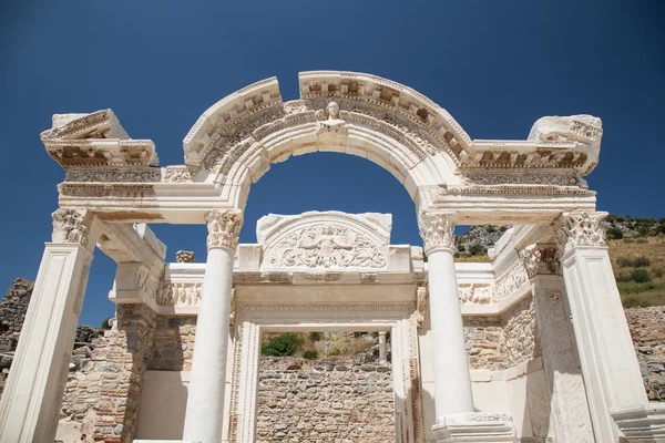 Tempio di Adriano nella città antica di Efeso — Foto Stock