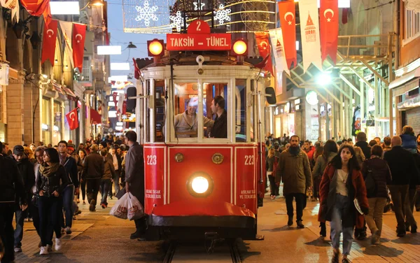 Červenou tramvají na Istiklal Avenue — Stock fotografie