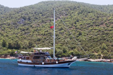 Beyaz yelkenli