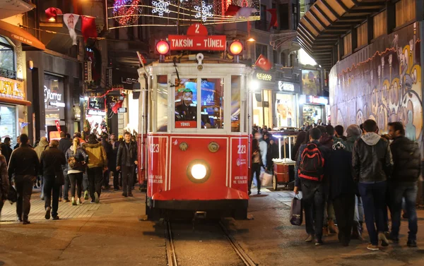 Tranvía rojo en la avenida Istiklal —  Fotos de Stock