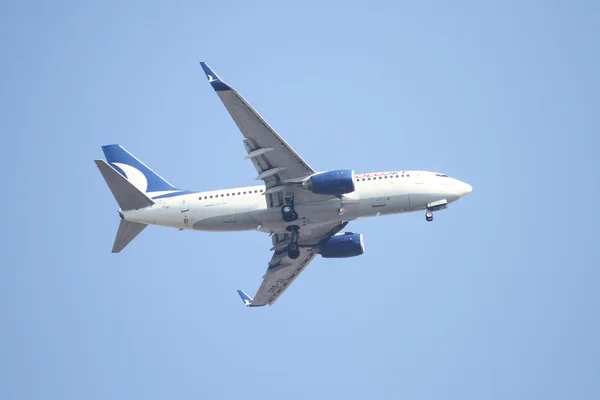 An airplane is landing — Stock Photo, Image